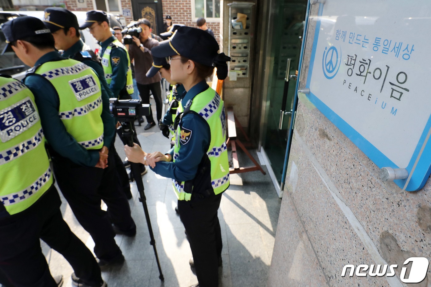 경찰이 주한미대사관저를 월담해 기습 침입한 대학생진보연합 관련 시민단체 '평화 이음' 사무실을 압수수색에 나선 22일 압수수색 중인 서울 성동구 시민단체 '평화 이음'사무실 앞을 경찰병력이 통제하고 있다. 2019.10.22/뉴스1 ⓒ News1 박세연 기자