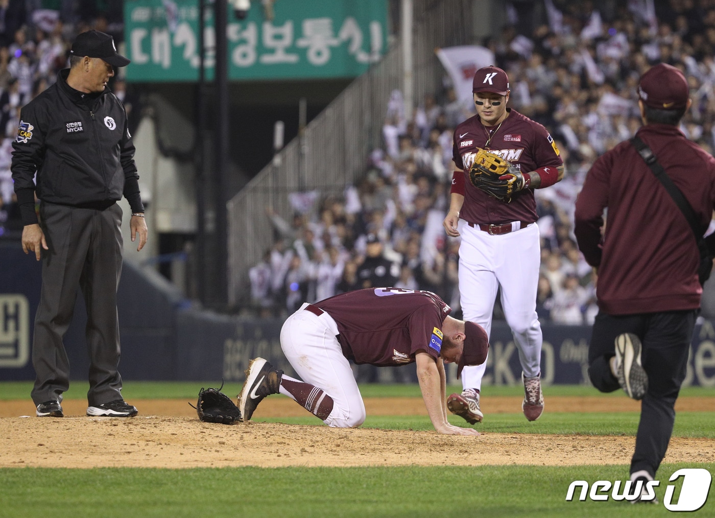 포수 박동원의 송구에 턱 부분을 맞은 선발투수 요키시 . 2019.10.22/뉴스1 ⓒ News1 신웅수 기자