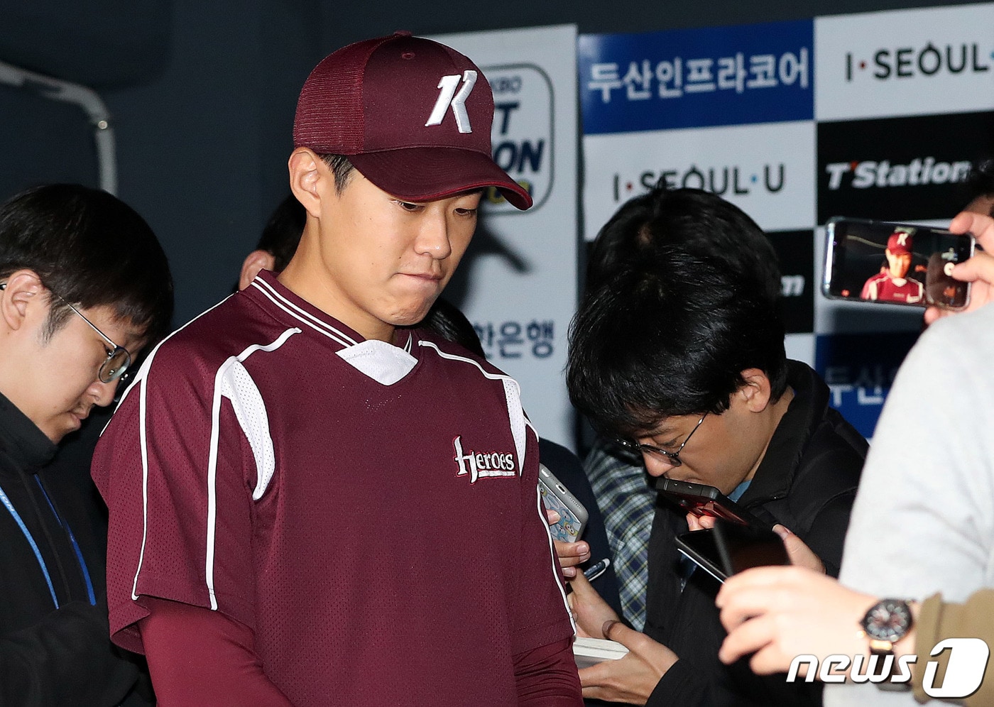 '막말 논란'을 일으킨 키움 송성문이 23일 오후 23일 오후 서울 잠실야구장에서 열린 프로야구 2019 신한은행 마이카 KBO리그 한국시리즈 2차전을 앞두고 기자회견을 갖고 사과하고 있다. 2019.10.23/뉴스 ⓒ News1 박세연 기자