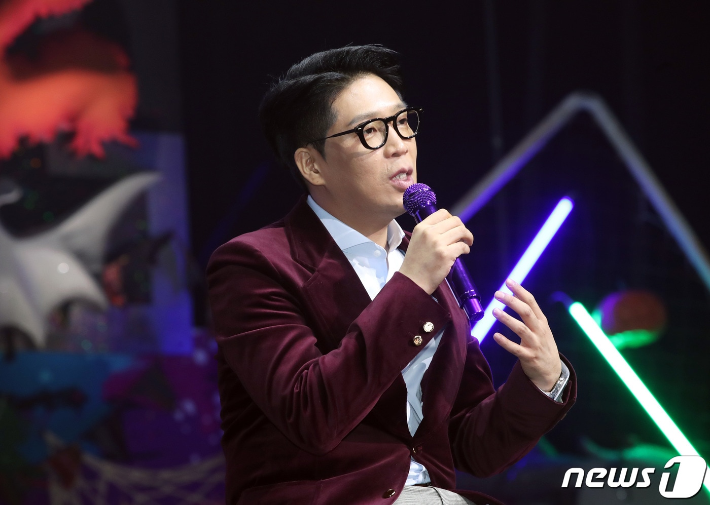래퍼 MC몽이 25일 오후 서울 광진구 YES24 라이브홀에서 열린 음감회에 참석해 취재진 질문에 답하고 있다. MC몽은 지난 2010년 병역 기피 혐의로 논란이 되며 방송활동을 중단했다. 법원은 2012년 그에게 무혐의 판결을 내렸지만, 입대를 연기하려 했다는 이유로 집행유예를 선고했다. 2019.10.25/뉴스1 ⓒ News1 권현진 기자