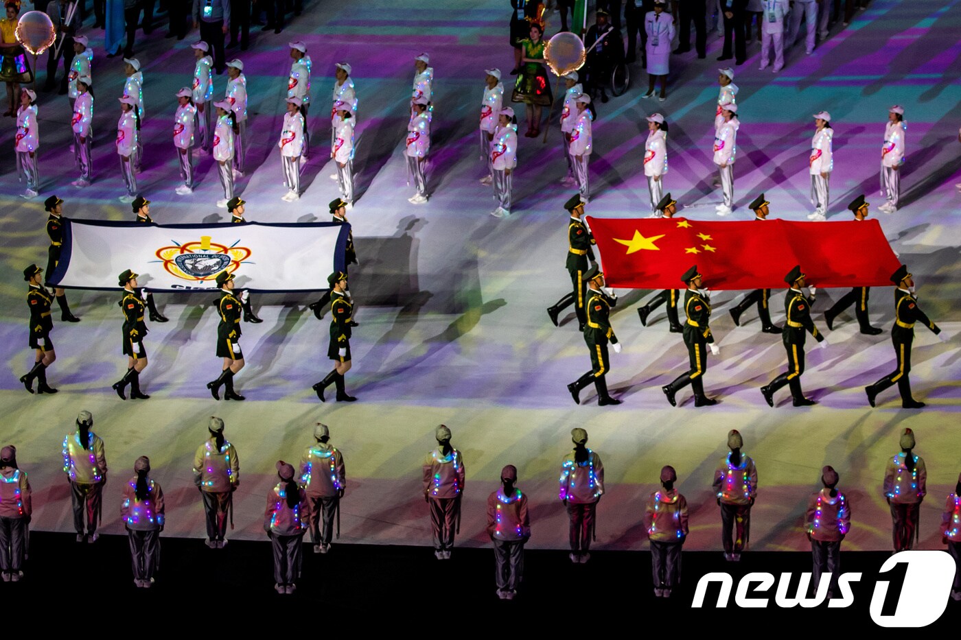 중국 허베이성 우한에서 열리는 7회 세계군인체육대회 개막식 장면. 주최국가인 중국의 오성홍기가 입장하고 있다. ⓒ 로이터=뉴스1