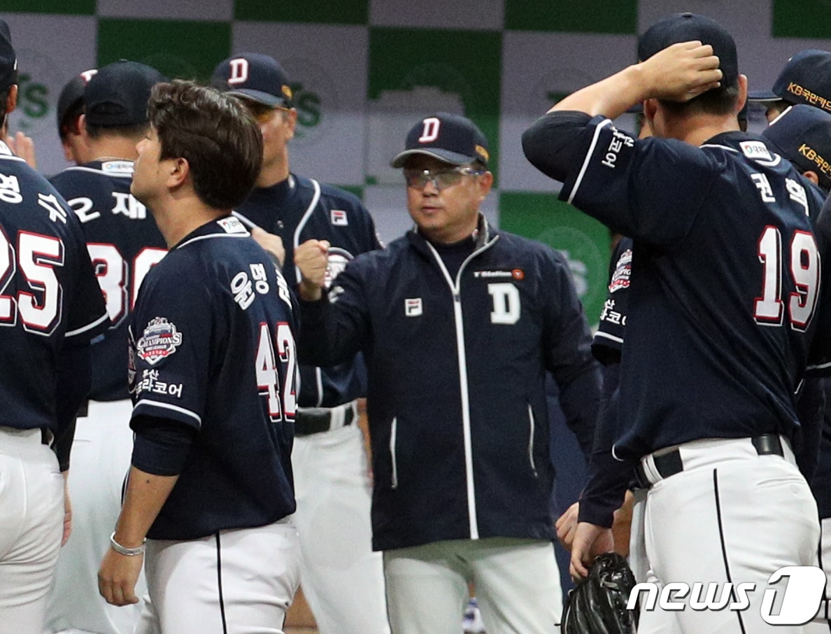 키움 히어로즈와 한국시리즈에서 승리를 거둔 두산 김태형 감독이 선수들과 하이파이브를 하고 있다. /뉴스1 ⓒ News1 황기선 기자