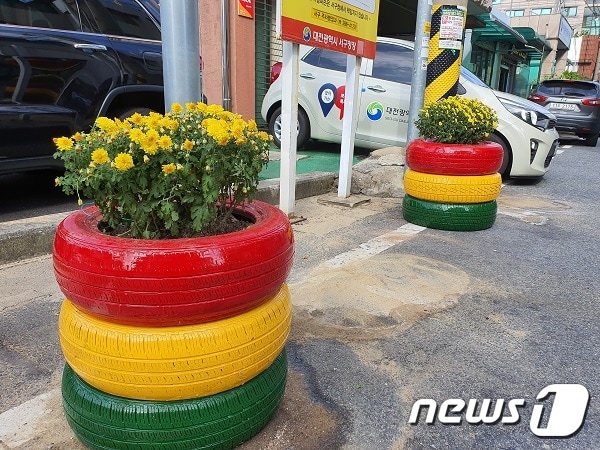 가장동 행정복지센터 앞 불법주·정차 구역에 조성된 폐타이어 재활용 ‘신호등 화분’ⓒ 뉴스1