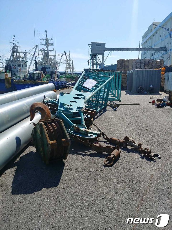 28일 낮 12시7분쯤 부산 서구 남부민동 부산해양경찰서 남항파출소 앞 선착장에서 계류장 접안시설 공사를 하던 노동자 A씨(63)가 크레인 붐에 깔려 숨졌다. 크레인 붐이 바닥에 널브러진 모습.(부산지방경찰청 제공)ⓒ 뉴스1