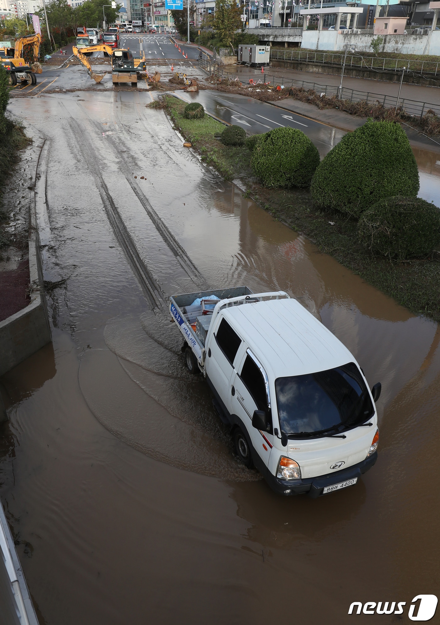 3일 오전 제18호 태풍 '미탁(MITAG)'의 영향으로 울산시 중구 울산교 하부도로가 물에 잠겨 관계자들이 긴급 복구작업을 하고 있다. 태화강은 한때 홍수주의보가 발령됐다. 2019.10.3/뉴스1 ⓒ News1 윤일지 기자