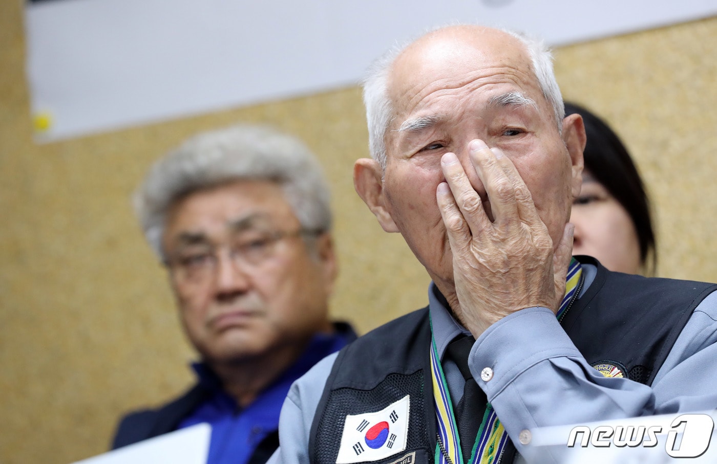 강제동원 피해자 이춘식 할아버지가 30일 오후 서울 서초구 민주사회를위한변호사모임 대회의실에서 열린 &#39;10·30 일제 강제동원 배상판결 1년&#39; 강제동원 피해자의 인권 피해회복을 요구하는 기자회견에서 생각에 잠겨 있다. 2019.10.30/뉴스1 ⓒ News1 이재명 기자