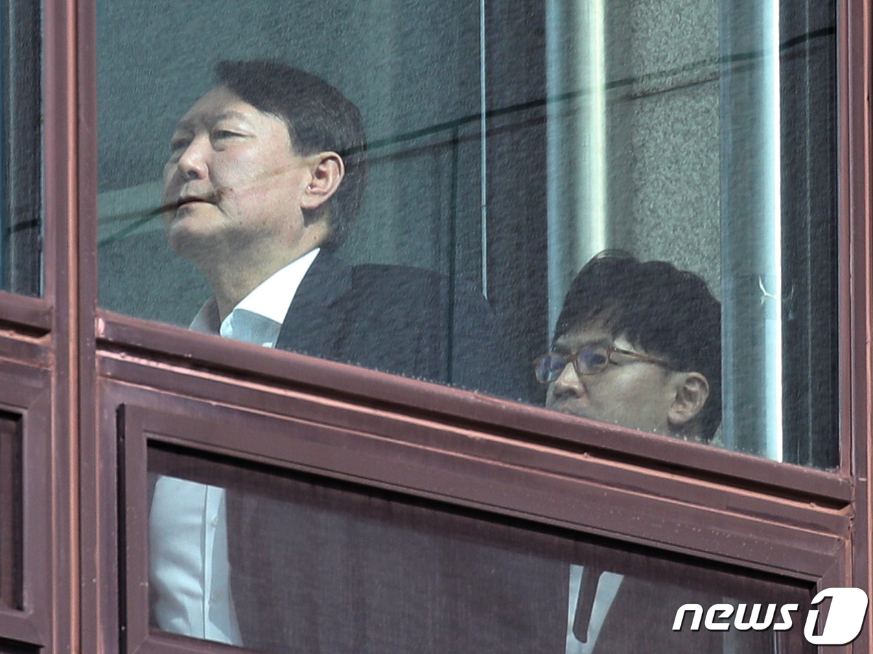 2019년 10월 31일 윤석열 검찰총장과 한동훈 반부패·강력부장이 서울 서초구 대검찰청 청사에서 점심식사를 하기 위해 구내식당으로 이동하고 있는 모습. 2019.10.31/뉴스1 ⓒ News1 DB