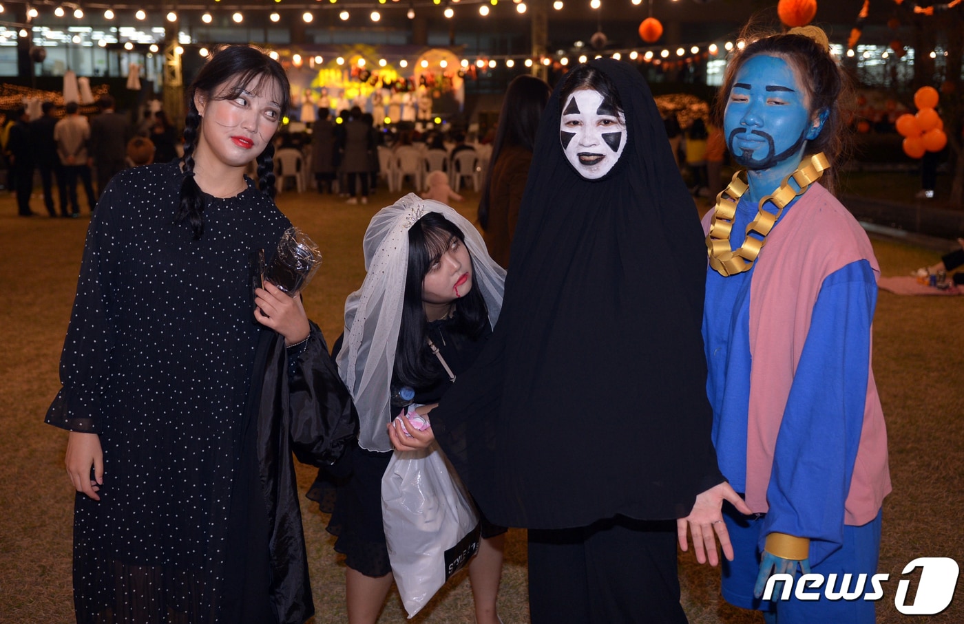10월의 마지막 날인 31일 광주 광산구 광주여자대학교 잔디광장에서 열린 제20회 어등방송축전인 '할로윈파티'에 경찰법학과 4학년 학생들이 지니와 가오나시, 유령신부, 저주받은 인형 등의 분장을 하고 포즈를 취하고 있다. 2019.10.31/뉴스1 ⓒ News1 박준배 기자