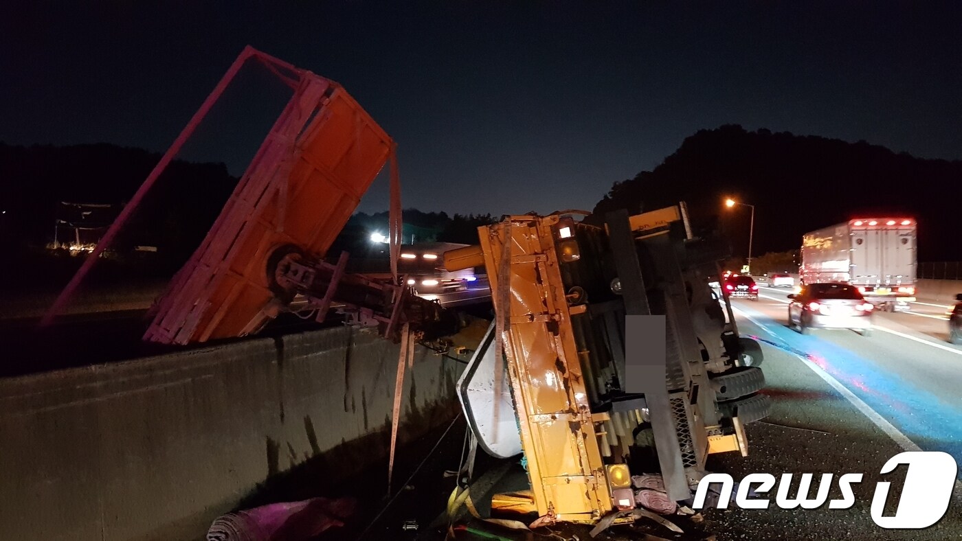 31일 경부고속도로 서울-부산 141km 지점에서 부산방향으로 달리던 5t 트럭이 타이어가 터져 중앙분리대를 들이받고 전복됐다.2019.10.31/뉴스1 ⓒ News1 정우용 기자