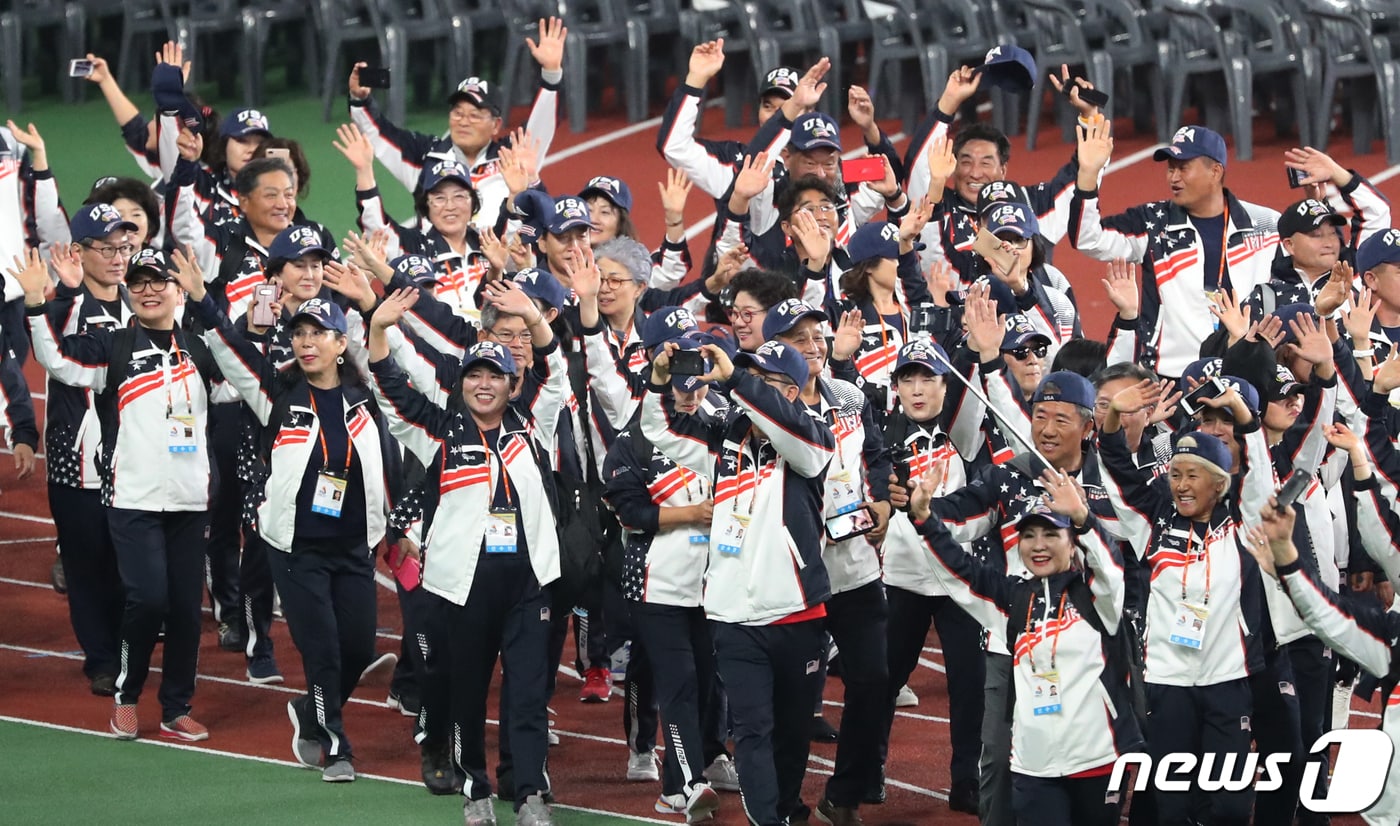 4일 서울 송파구 잠실주경기장에서 열린 제100회 전국체육대회에서 재미동포 선수단이 입장하고 있다. 2019.10.4/뉴스1 ⓒ News1 송원영 기자
