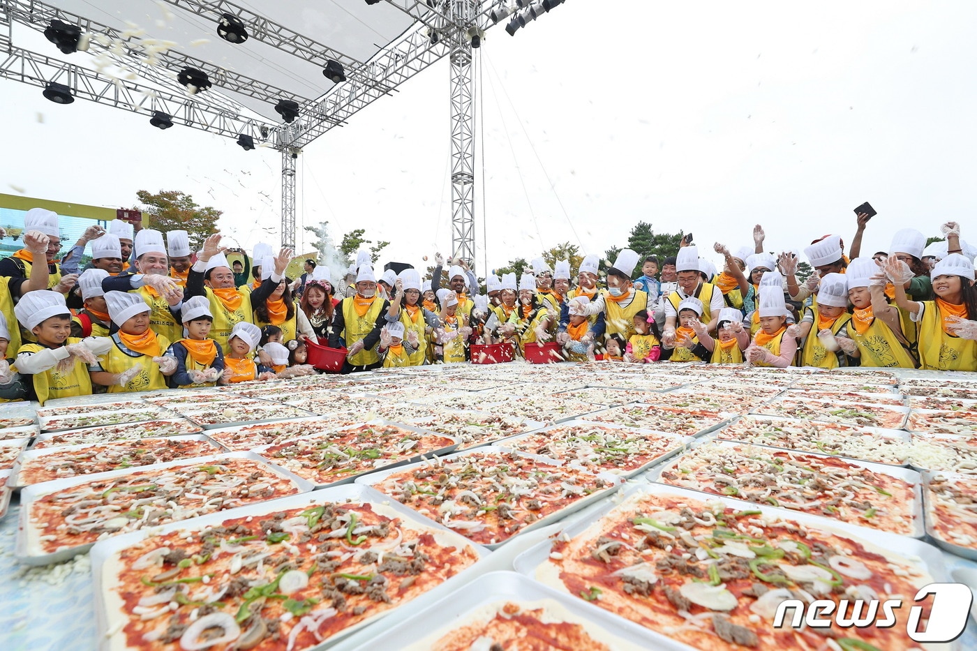 6일 전북 임실군에서 열린 2019 임실N치즈축제 일환으로 열린 ‘국가대표 왕피자 만들기’에 수많은 어린이와 부모들이 참여해 피자를 만들고 있다.(임실군 제공)2019.10.6/뉴스1 ⓒ News1 이정민 기자