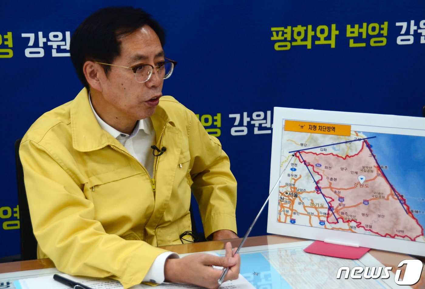 박재복 도 농정국장이 8일 오전 강원도청 기자실에서 태풍 피해복구 지원 등 농정국 현안사항을 설명하고 있다. 2019.10.8/뉴스1 ⓒ News1 하중천 기자