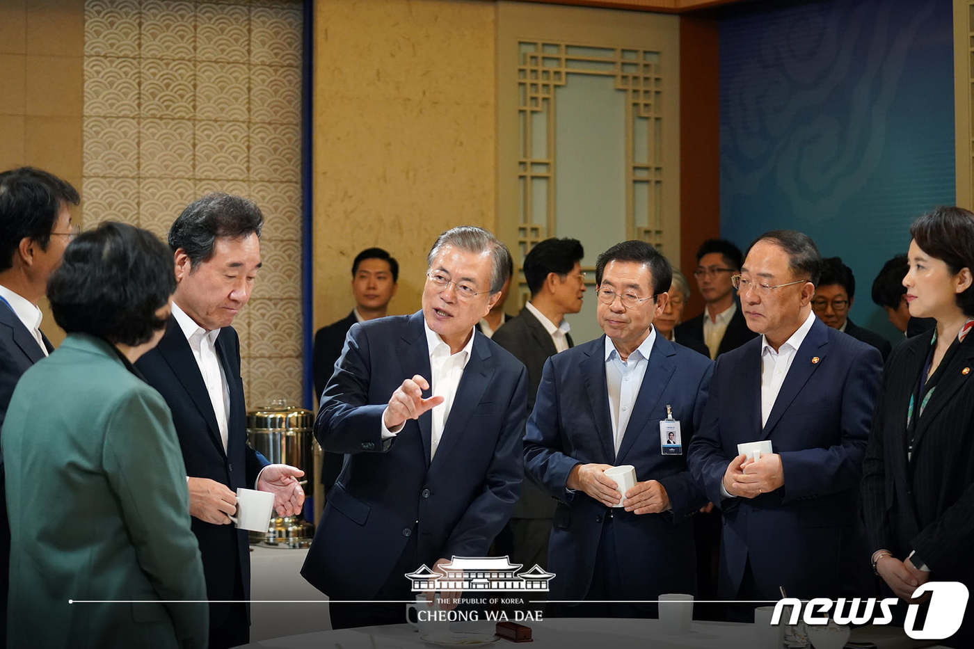 문재인 대통령이 지난 10월 8일 오전 청와대에서 국무회의에 앞서 국무위원들과 대화하고 있다. &#40;청와대 페이스북&#41; 2019.10.8/뉴스1