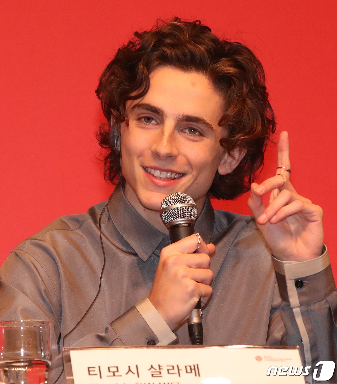 배우 티모시 샬라메가 8일 오후 부산 해운대구 신세계백화점 센텀시티점 문화홀에서 열린 제24회 부산국제영화제 갈라프레젠테이션 선정작 영화 '더킹: 헨리5세'기자회견에서 취재진과 질의응답을 하고 있다. 2019.10.8/뉴스1 ⓒ News1 여주연 기자