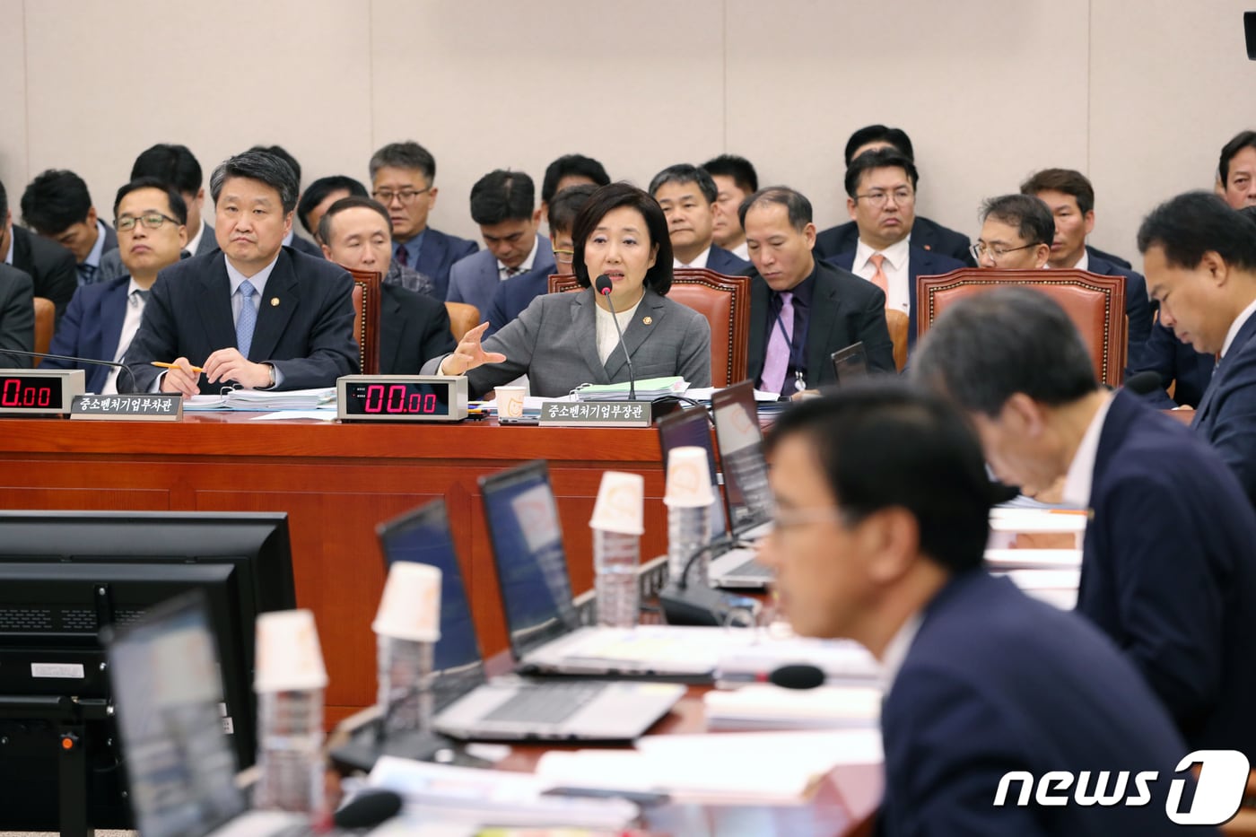 박영선 중소벤처기업부장관이 8일 서울 여의도 국회에서 열린 산업통상자원중소벤처기업위원회의 중소벤처기업부에 대한 국정감사에서 김기선 자유한국당 의원의 질의에 답변하고 있다. 2019.10.8/뉴스 1 ⓒ News1 이종덕 기자