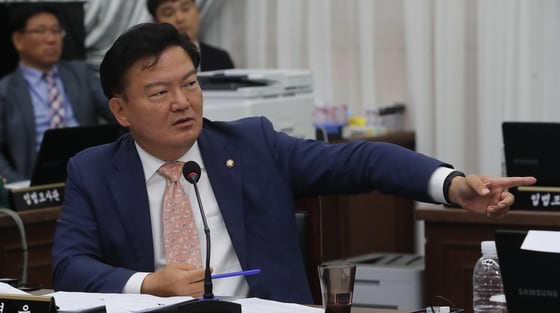 욕설이 잔뜩 담긴 장문의 글을 페이스북에 실었다가 진중권 전 동양대 교수로부터 퇴출 요구까지 받는 등 거센 후폭풍에 휘말린 민경욱 자유한국당 의원. ⓒ News1 오현지 기자