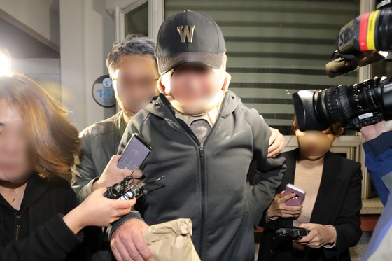 '웅동학원 비리' 의혹을 받고 있는 조국 법무부 장관 동생 조모씨가 2019년 10월 9일 오전 구속영장 기각으로 경기도 의왕시 서울구치소를 나서고 있다. 허리수술을 위해 입원 중이던 조씨는 검찰에 강제구인돼 영장심사에 참석했다. ⓒ News1 