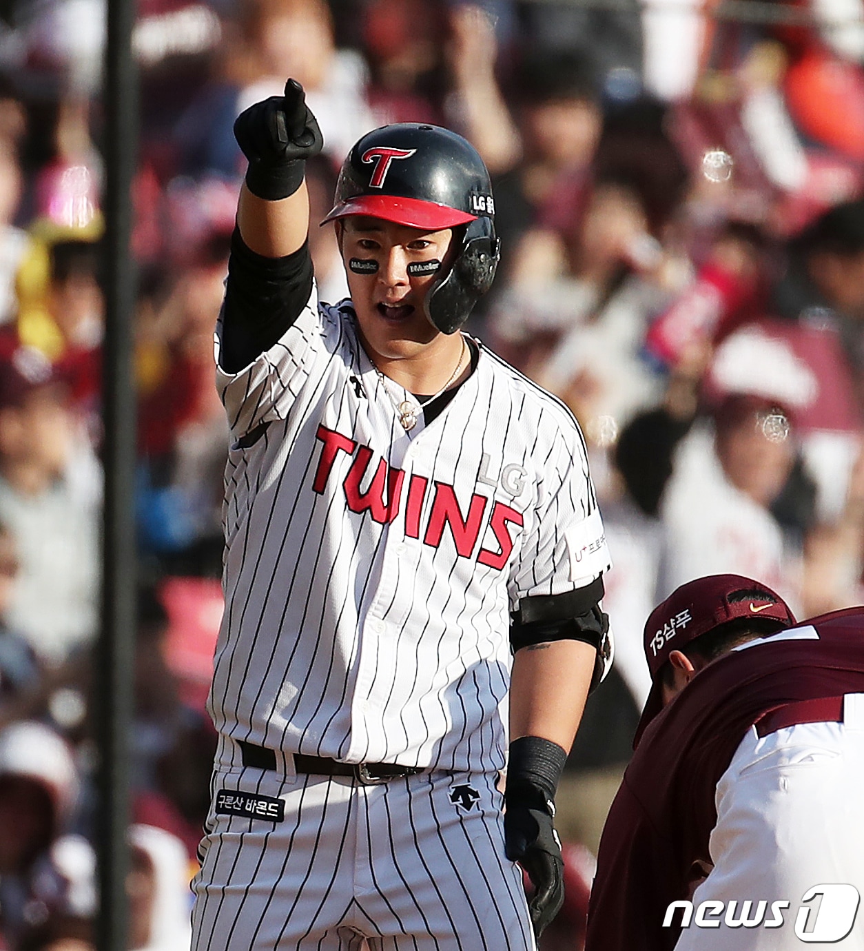 9일 오후 서울 송파구 잠실야구장에서 열린 프로야구 2019 신한은행 마이카 KBO리그 포스트시즌 준플레이오프 3차전 키움 히어로즈와 LG 트윈스의 경기 7회말 LG 공격 무사 상황에서 선두타자 정주현이 2루타를 때린 뒤 상대 수비 실책으로 3루에 안착해 환호하고 있다. 2019.10.9/뉴스1 ⓒ News1 오대일 기자