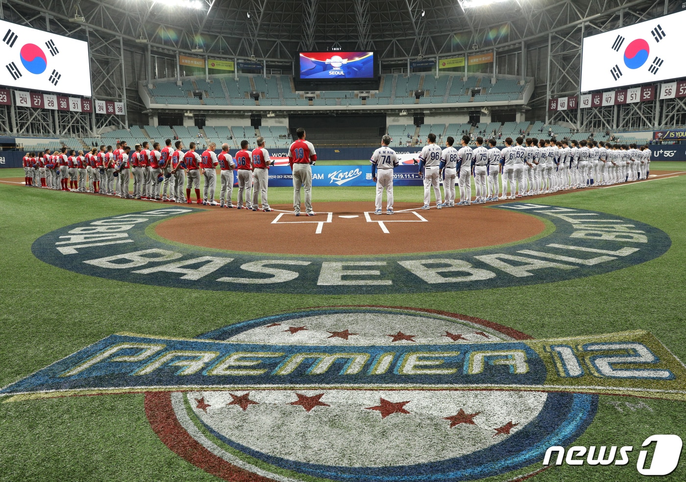 1일 오후 서울 구로구 고척스카이돔에서 열린 2019 세계야구소프트볼연맹&#40;WBSC&#41; 프리미어12 대한민국과 푸에르토리코의 평가전에서 한국 선수들이 애국가를 부르고 있다. 2019.11.1/뉴스1 ⓒ News1 신웅수 기자