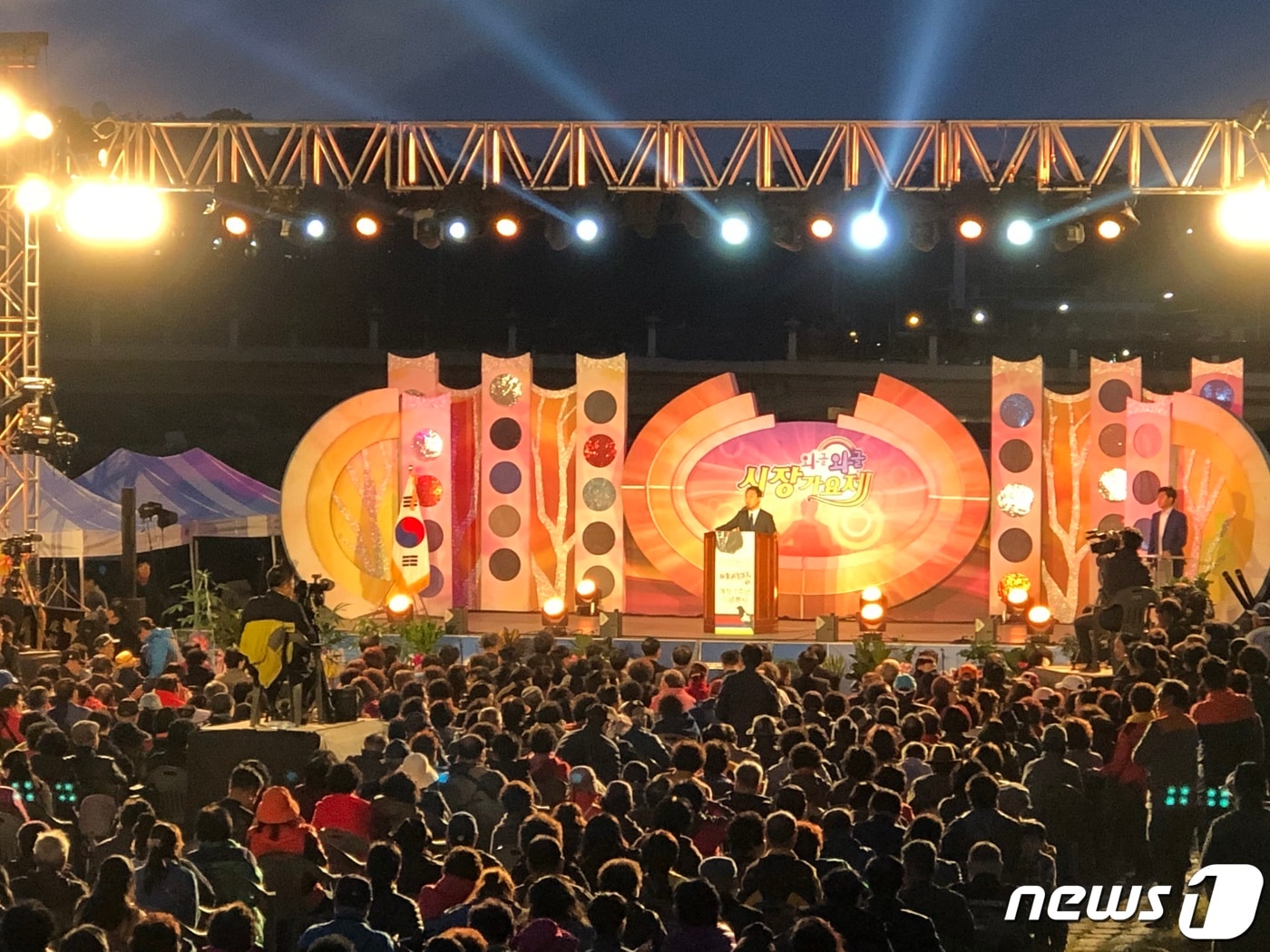 1일 전북 전주시 남부시장에서 야시장 개장 5주년 기념행사가 열린 가운데 김승수 전주시장이 인사말을 하고 있다.(전주시 제공)2019.11.1/뉴스1 ⓒ News1 김춘상 기자