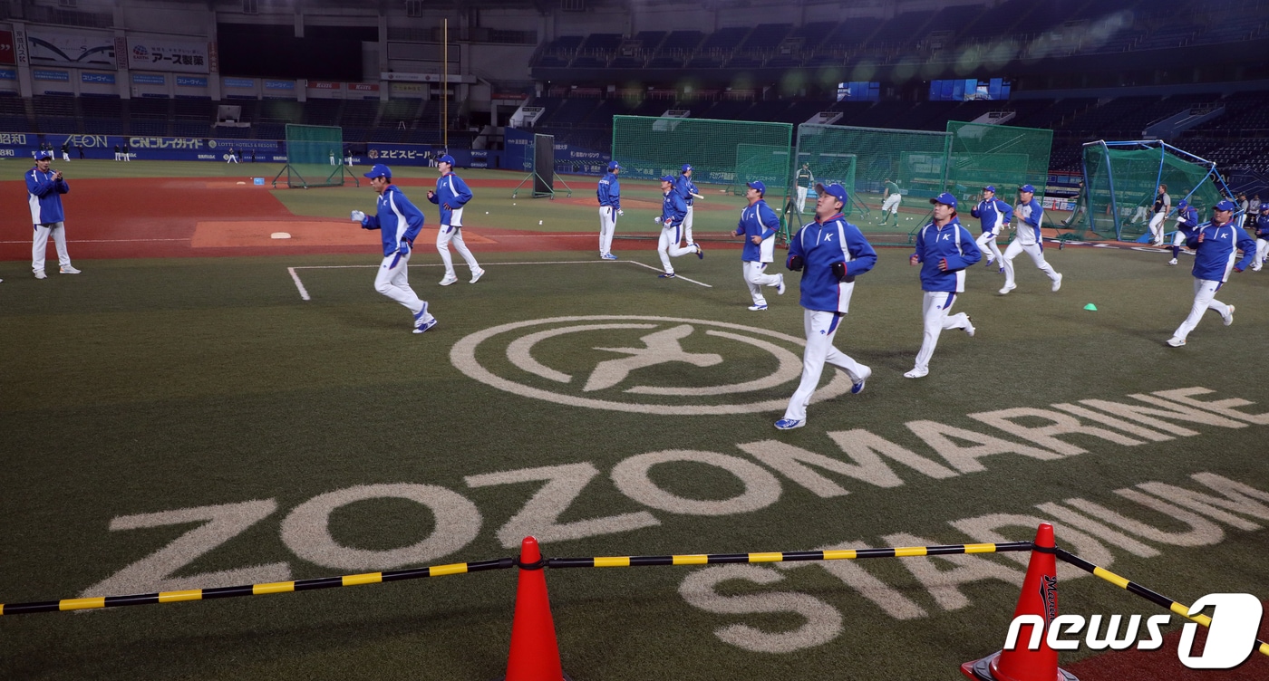 대한민국 야구 대표팀 선수들이 10일 오후(현지시간) 일본 지바 조조마린스타디움에서 2019 세계야구소프트볼연맹(WBSC) 프리미어12 슈퍼라운드를 앞두고 훈련을 준비하고 있다. 2019.11.10/뉴스1 ⓒ News1 황기선 기자
