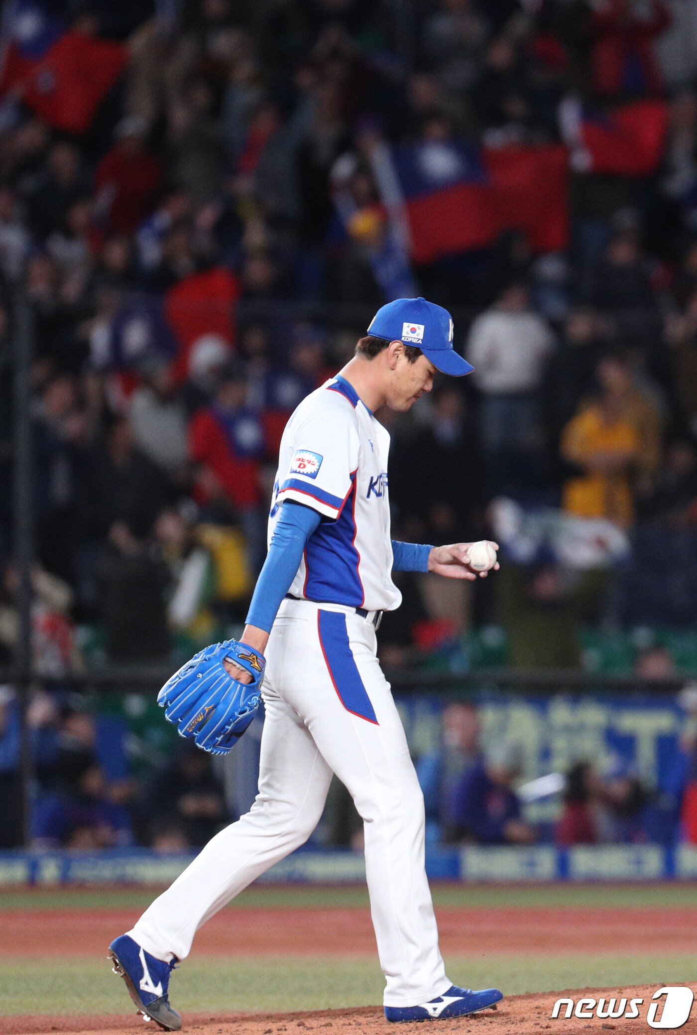 12일 오후(현지시간) 일본 지바 조조마린스타디움에서 열린 2019 세계야구소프트볼연맹(WBSC) 프리미어12 슈퍼라운드 대한민국과 대만과의 경기 2회초 2사 2루 상황에서 대만 후진룽에게 1타점 적시타를 내준 대한민국 선발 김광현이 아쉬워하고 있다. 2019.11.12/뉴스1 ⓒ News1 황기선 기자