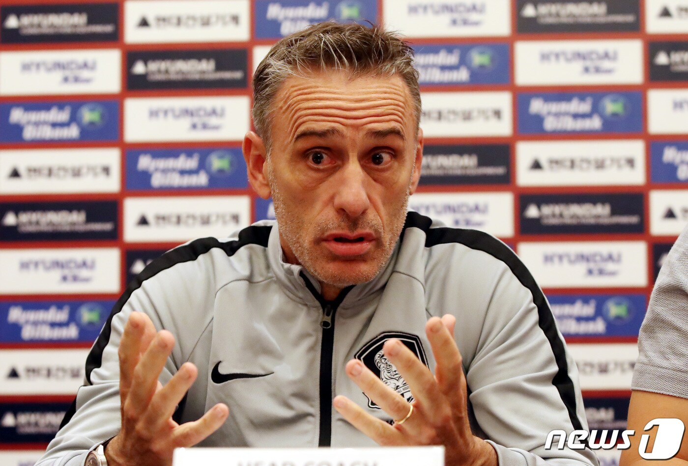 파울루 벤투 대한민국 축구대표팀 감독이 2022년 카타르 월드컵 2차 예선 4차전 레바논과의 경기를 하루 앞둔 13일(현지시간) 저녁 레바논 베이루트의 로타나 제피노르 호텔에서 기자회견을 하고 있다.2019.11.14/뉴스1 ⓒ News1 이광호 기자