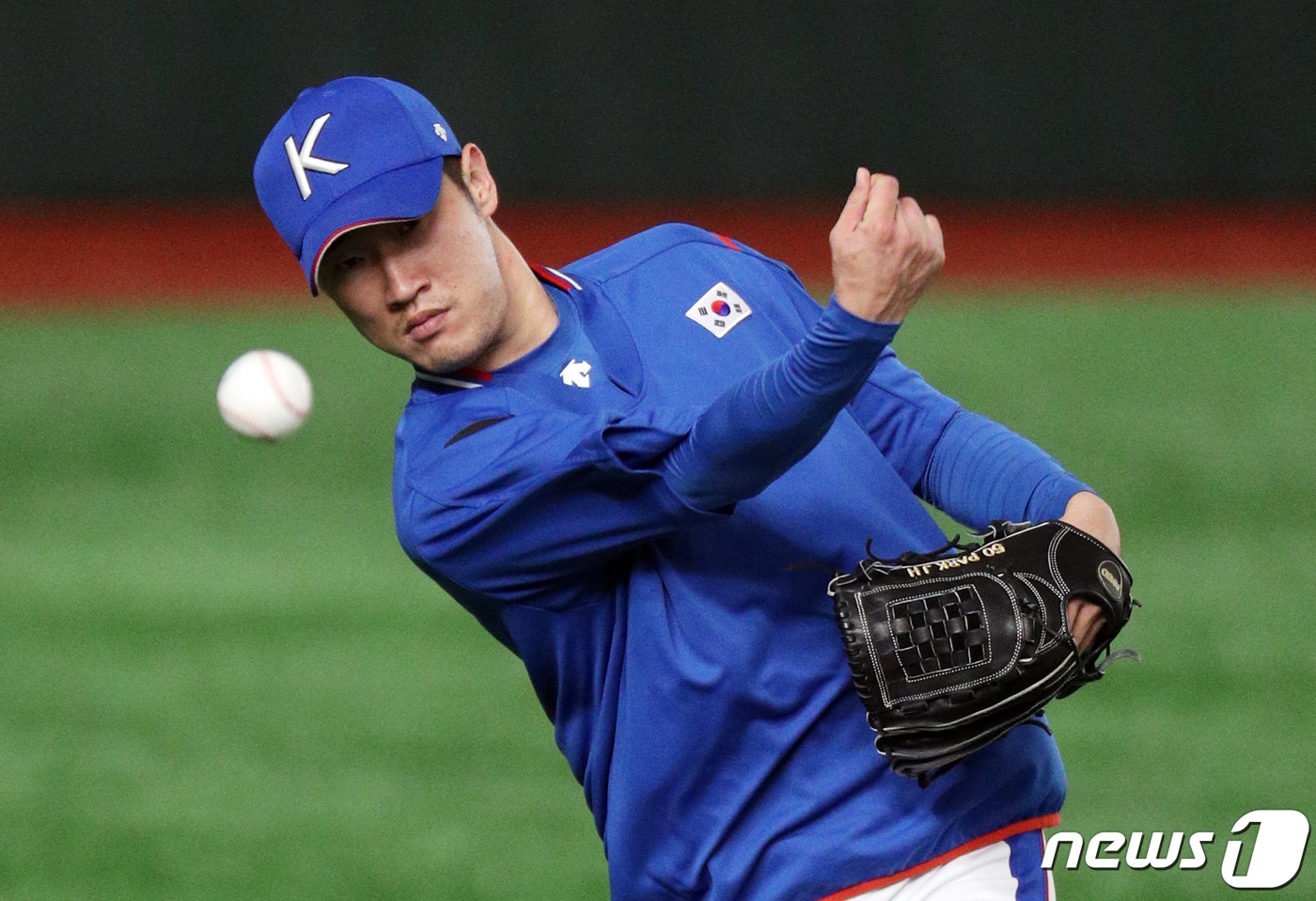 대한민국 야구 대표팀 투수 박종훈이 14일 일본 도쿄돔에서 열린 2019 세계야구소프트볼연맹(WBSC) 프리미어12 슈퍼라운드 공식훈련에서 투구 연습을 하고 있다. 대표팀은 15일 멕시코, 16일 일본을 차례로 상대한다. 2019.11.14/뉴스1 ⓒ News1 황기선 기자