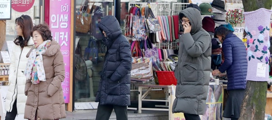 기온이 떨어지며 찬바람이 불어 쌀쌀한 날씨를 보인 19일 전북 전주시 한옥마을 태조로에서 두꺼운 외투를 입은 관광객들이 발걸음을 옮기고 있다. 2019.11.19/뉴스1 ⓒ News1 유경석 기자