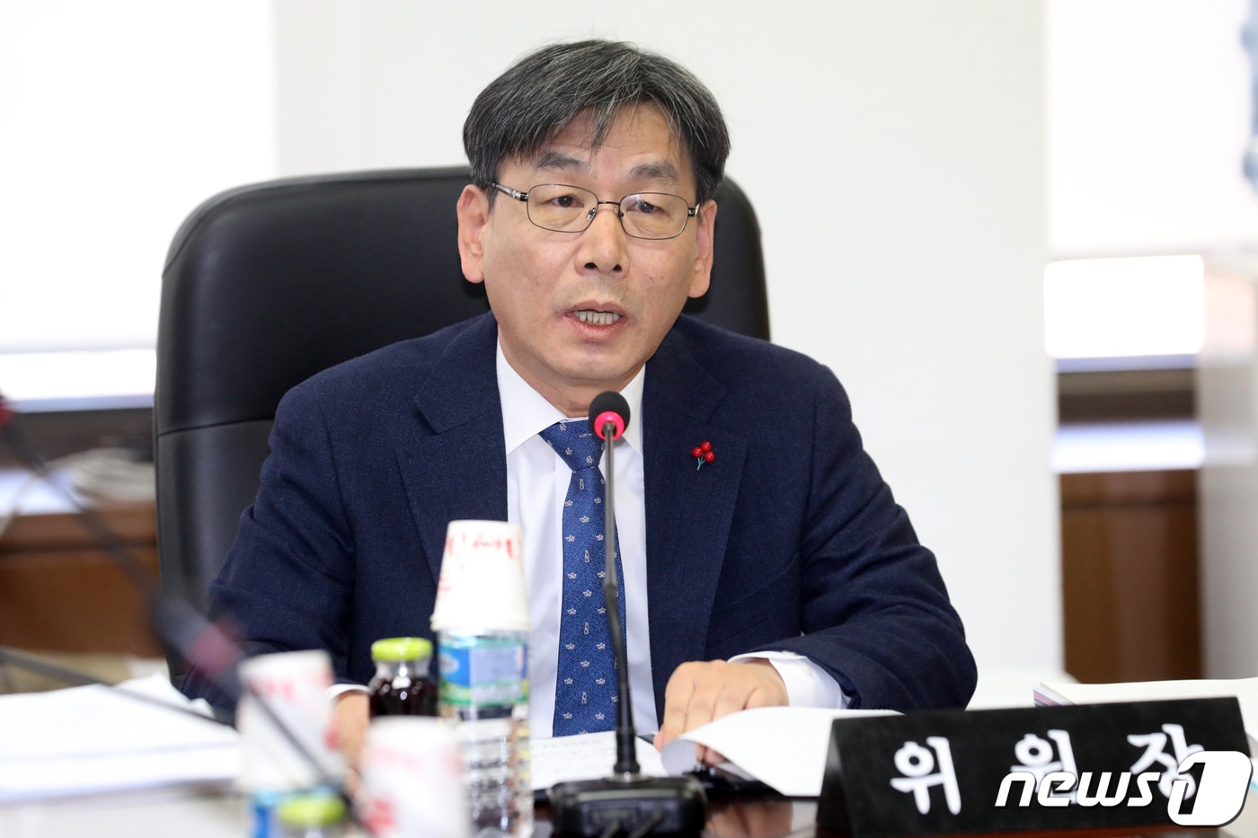 엄재식 원자력안전위원회 위원장이 22일 오전 서울 종로구 원자력안전위원회 대회의실에서열린 제111회 위원회 회의에서 모두발언을 하고 있다. 이날 회의에서 심의 의결 안건으로 '월성 1호기 운영변경허가안(영구정지안)'을 다룬다. 2019.11.22/뉴스1 ⓒ News1 황기선 기자