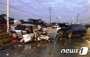 경기 김포시 양촌읍 석모리의 한 도로에서 승용차가 역주행해 SUV와 정면충돌 했다.(김포소방서제공)ⓒ 뉴스1