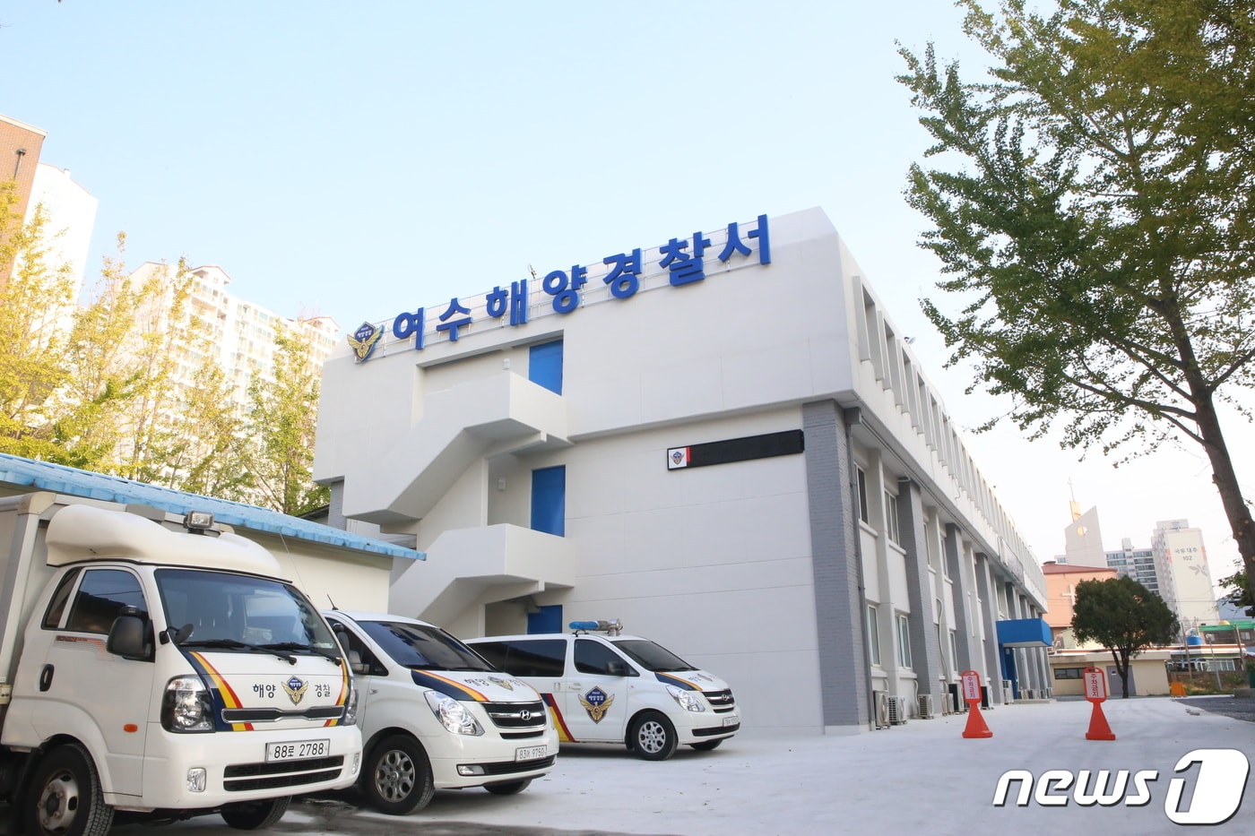 전남 광양시 율촌부두에 정박 중인 2만톤급 화물선 내에서 철 구조물이 넘어지는 사고가 발생, 현장에 있던 50대 남성 1명이 구조물에 깔려 숨졌다. 사진은 여수해경 임시청사.(여수해경 제공)/뉴스1 ⓒ News1