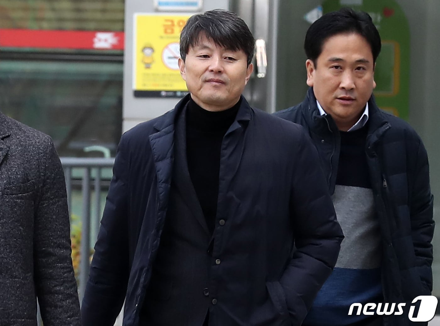 금융위원회 재직 당시 업체들로부터 금품을 받은 혐의를 받고 있는 유재수 전 부산시 경제부시장이 11월27일 서울 송파구 동부지법에서 열린 구속 전 피의자심문(영장실질심사)에 출석하고 있다. 2019.11.27/뉴스1 ⓒ News1 유승관 기자