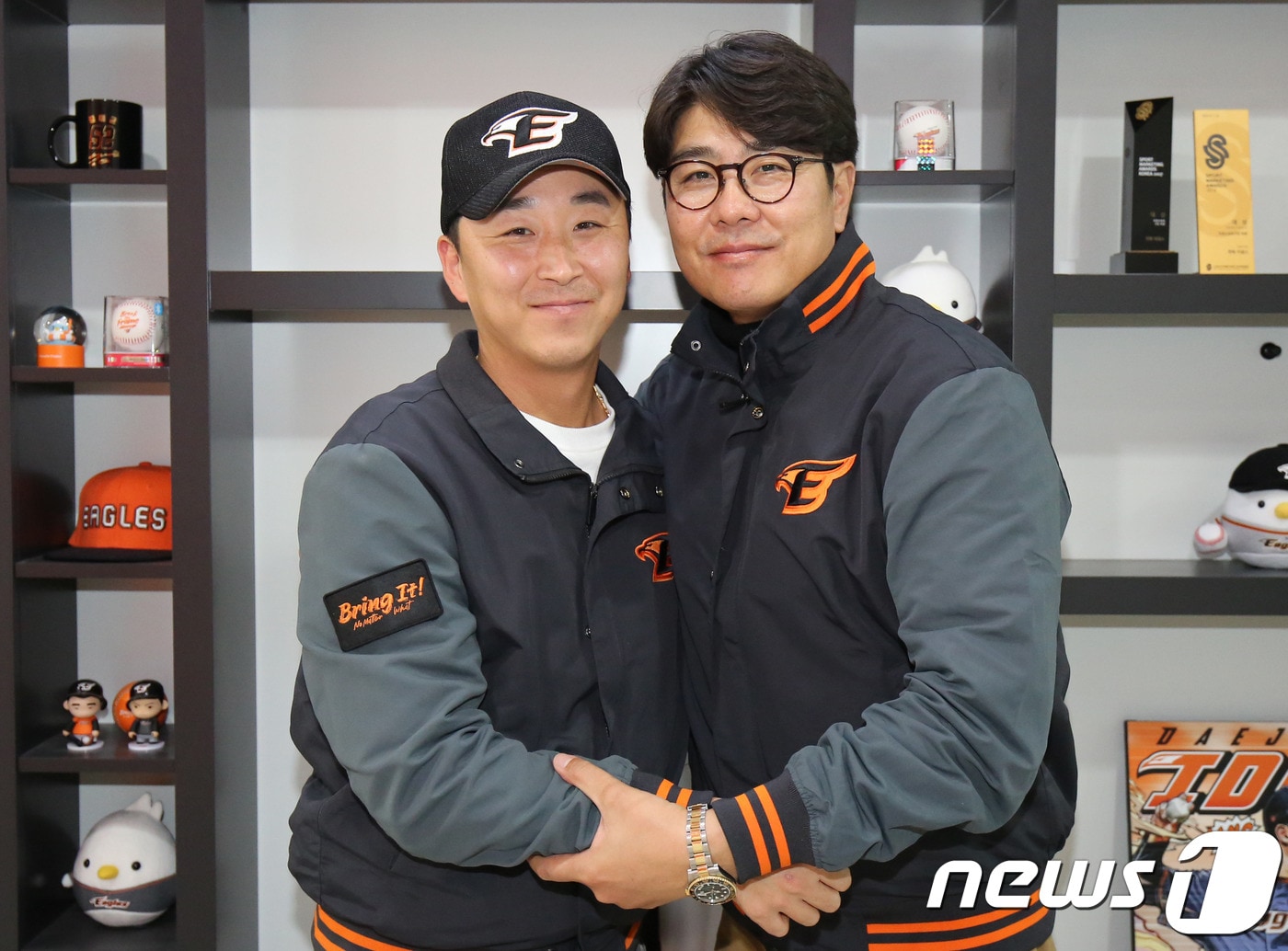 정우람이 한화이글스와 FA 계약을 체결한 뒤 정민철 한화 단장과 함께 기념촬영하고 있다. (한화 이글스 제공) ⓒ 뉴스1