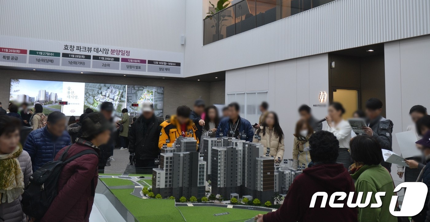 지난 22일 태영건설 '효창 파크뷰 데시앙' 모델하우스를 찾은 관람객들이 내부를 둘러보고 있는 모습. 2019.11.28/ⓒ 뉴스1