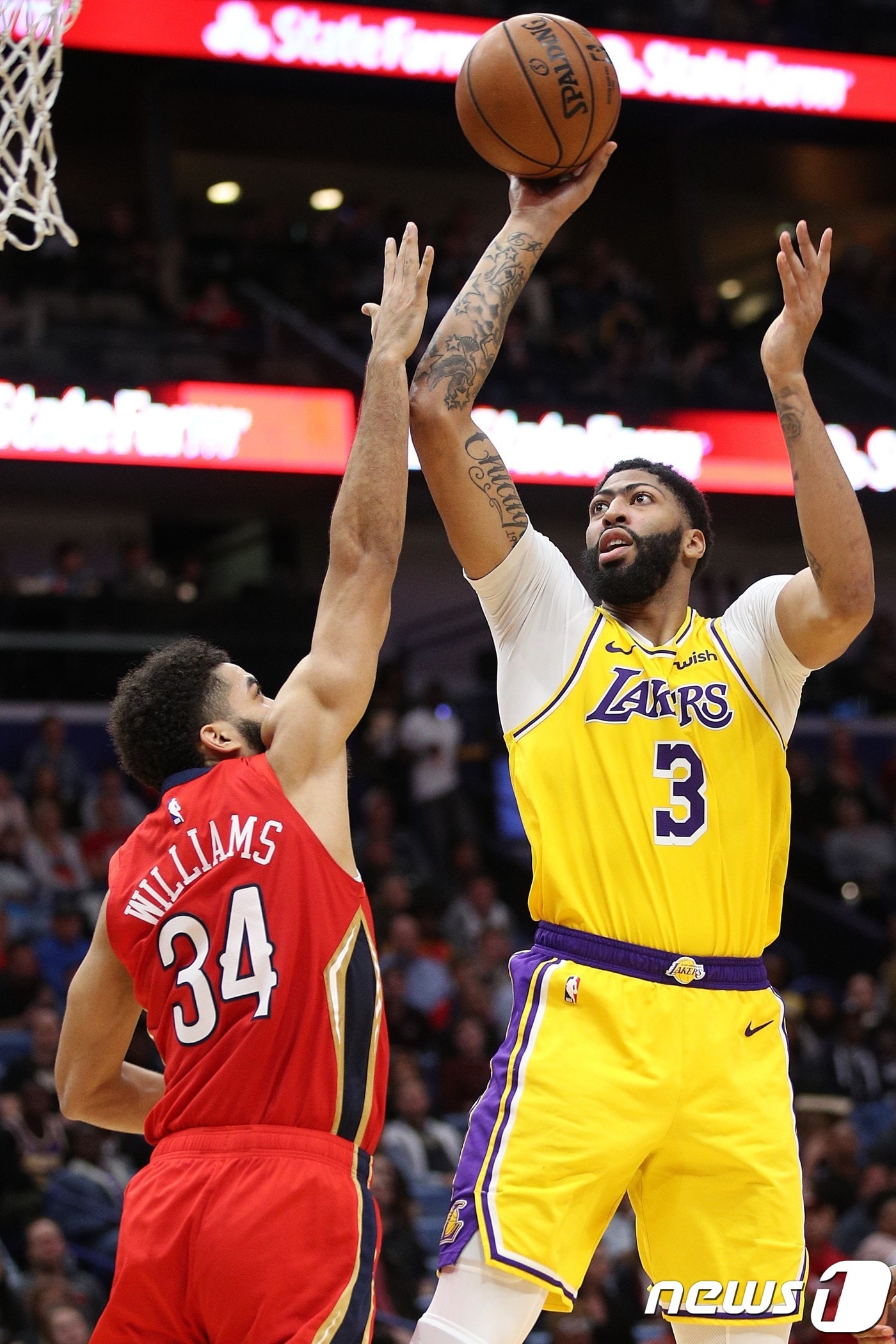 LA 레이커스 앤서니 데이비스가 28일(한국시간) 뉴올리언스 펠리컨스와의 2019-20 NBA 경기에서 슛을 시도하고 있다. ⓒ AFP=뉴스1