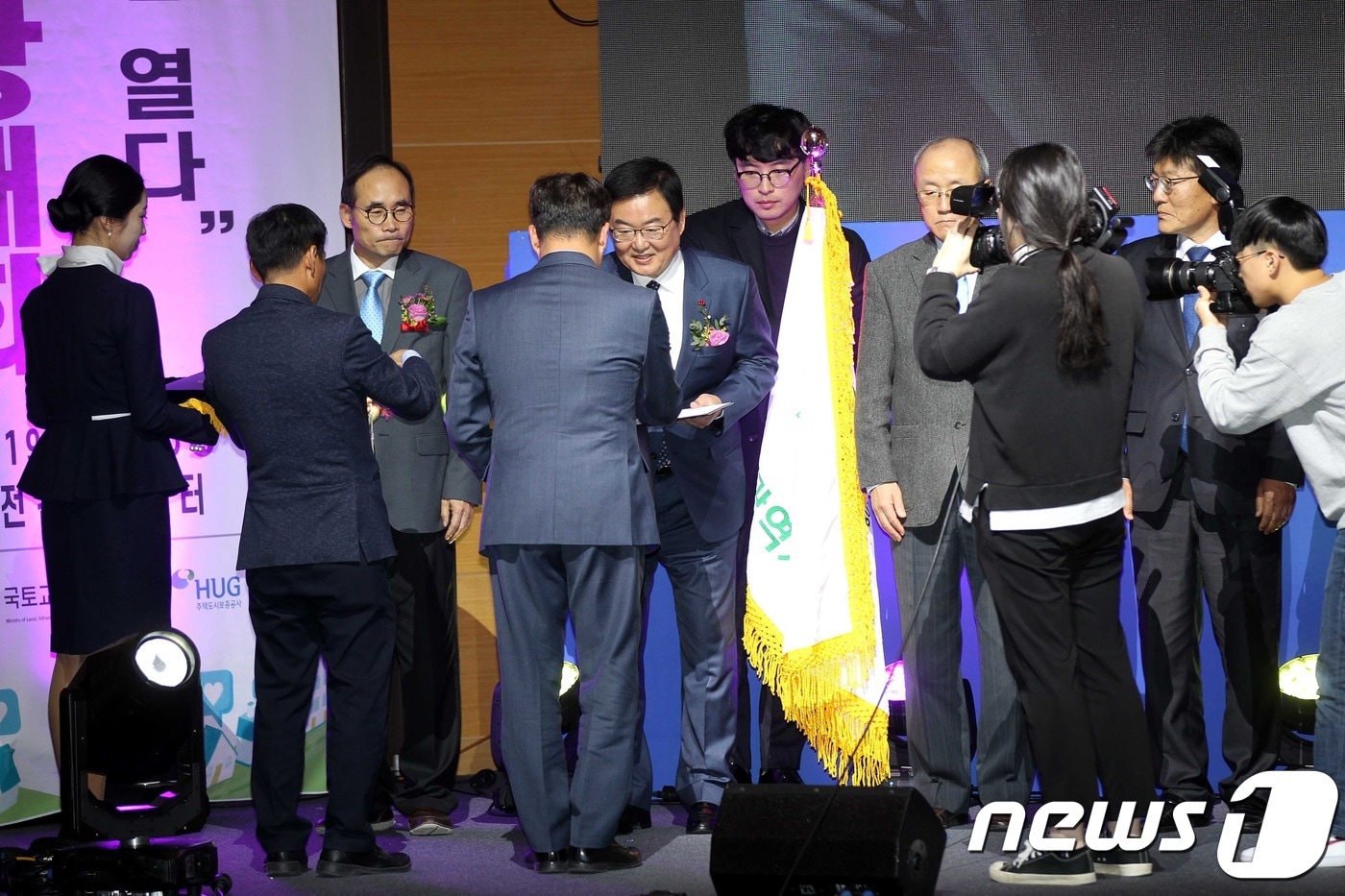 문인 북구청장이 28일 '주거복지인 한마당대회'에서 대통령상을 받고 있다.(광주북구 제공) 2019.11.28 /뉴스1 ⓒNes1