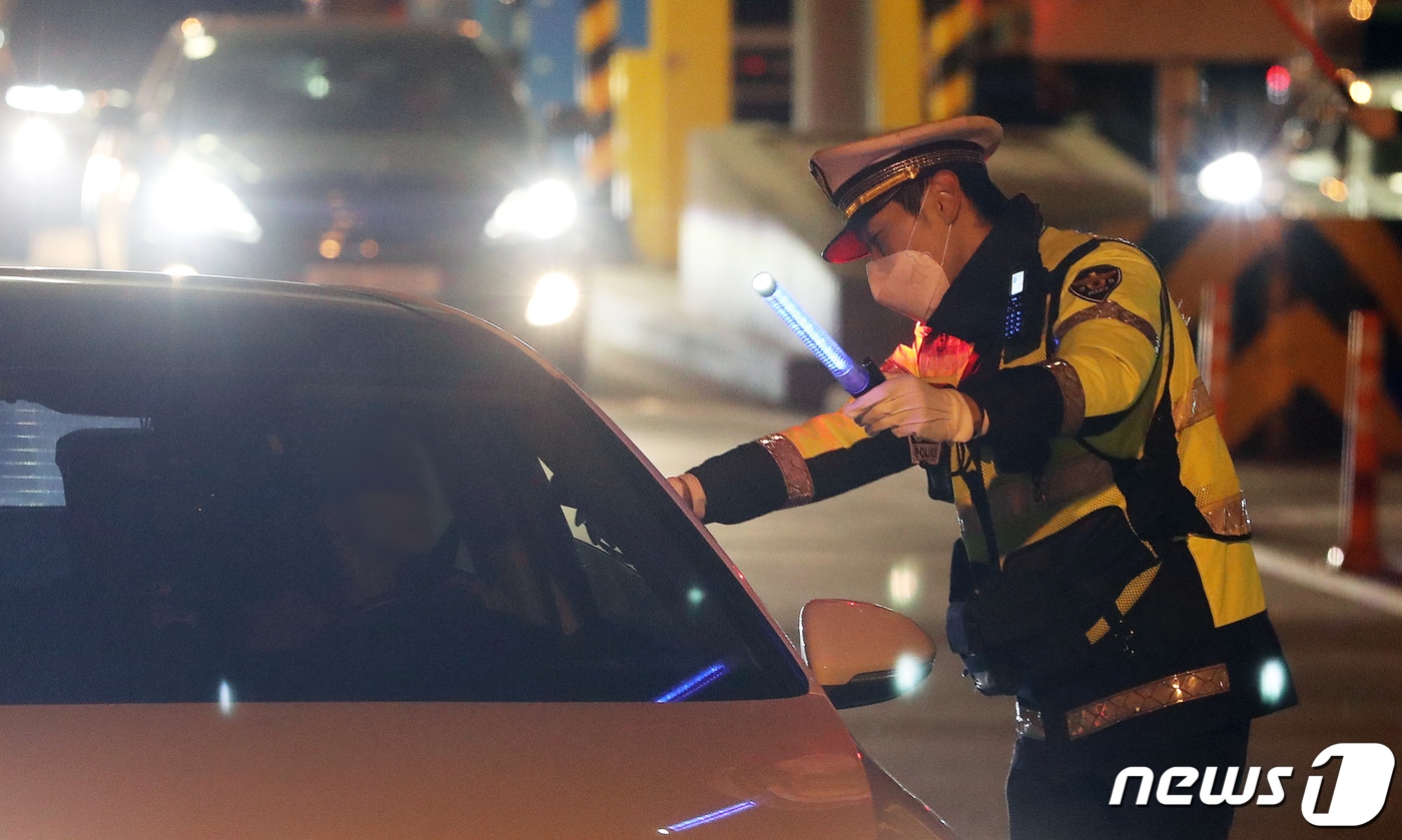 경기도 성남시 분당구 서울톨게이트 경부고속도로 부산 방향에서 고속도로 순찰대 경찰관들이 일제 음주운전 단속을 하고 있다. 2019.11.28/뉴스1 ⓒ News1 조태형 기자