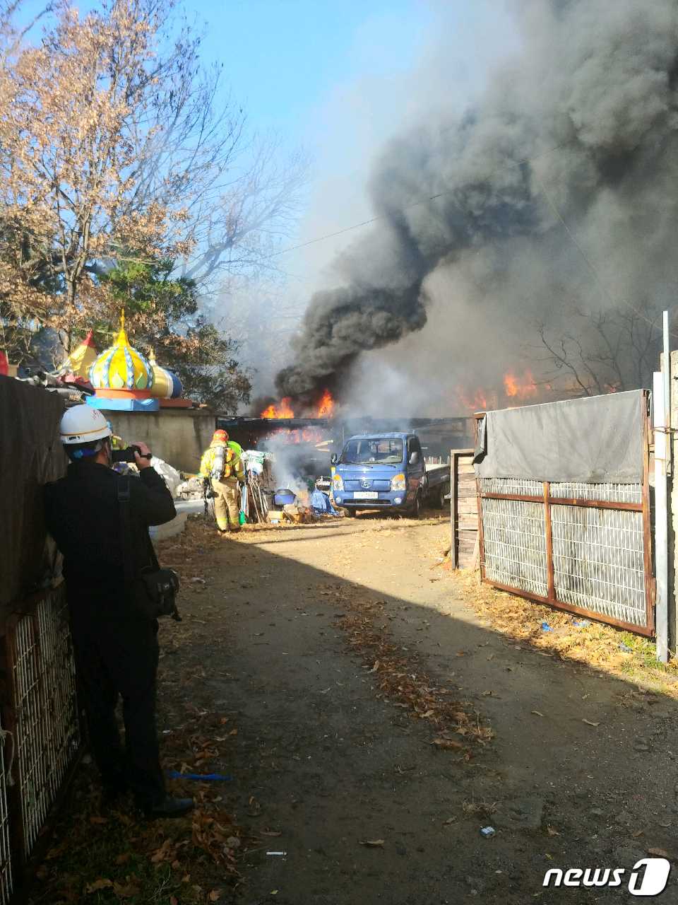 28일 오후 1시9분쯤 부산 금정구 선두구동의 한 목공기계창고 가건물에서 불이 나 약 2시간만에 진화됐다. 불길이 바람을 타고 번지는 모습.(부산지방경찰청 제공) /ⓒ 뉴스1