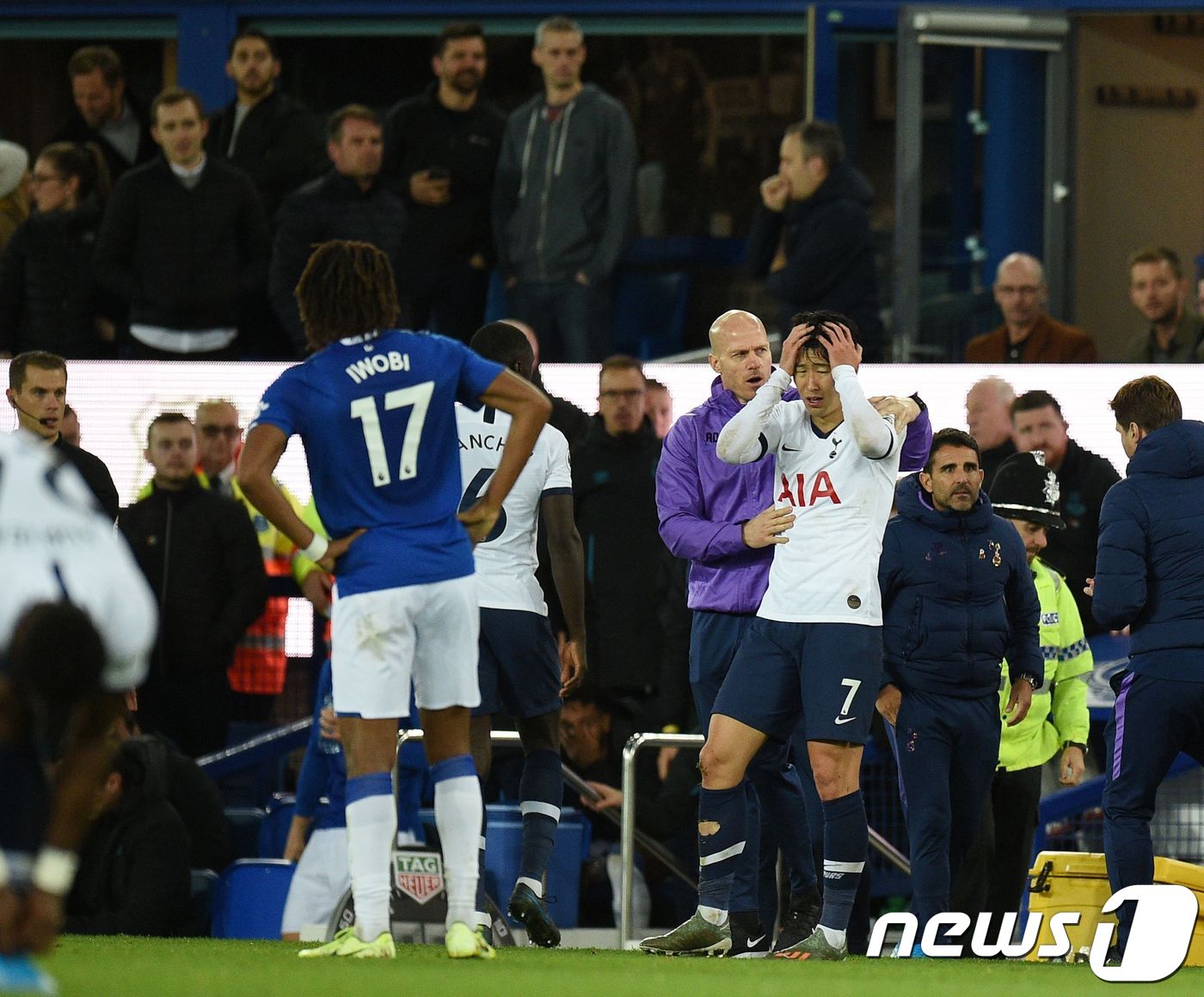 손흥민이 태클 뒤 안드레 고메스의 상태를 확인하고 괴로워하는 모습. ⓒ AFP=뉴스1
