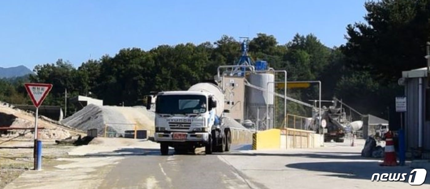 4일 오전 충주시 주덕읍 한 레미콘 생산공장에서 청소작업 중이던 50대 근로자가 추락해 목숨을 잃었다.ⓒ 뉴스1