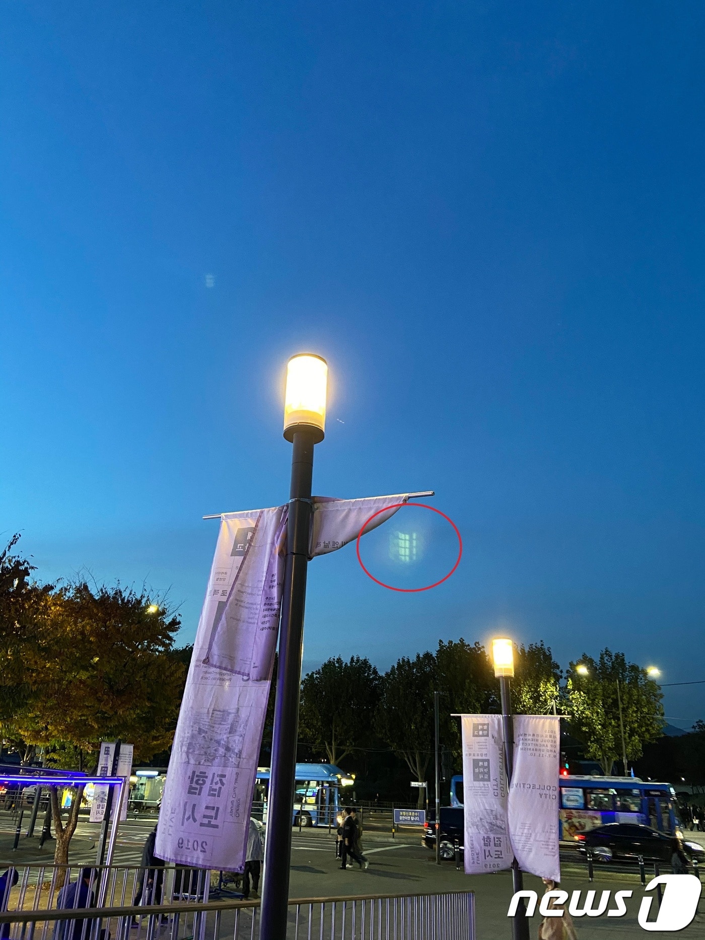 애플 공식 지원 커뮤니티에 "아이폰11의 플레어현상이 너무 심하다"며 올라온 사진 (애플 홈페이지 갈무리) ⓒ 뉴스1