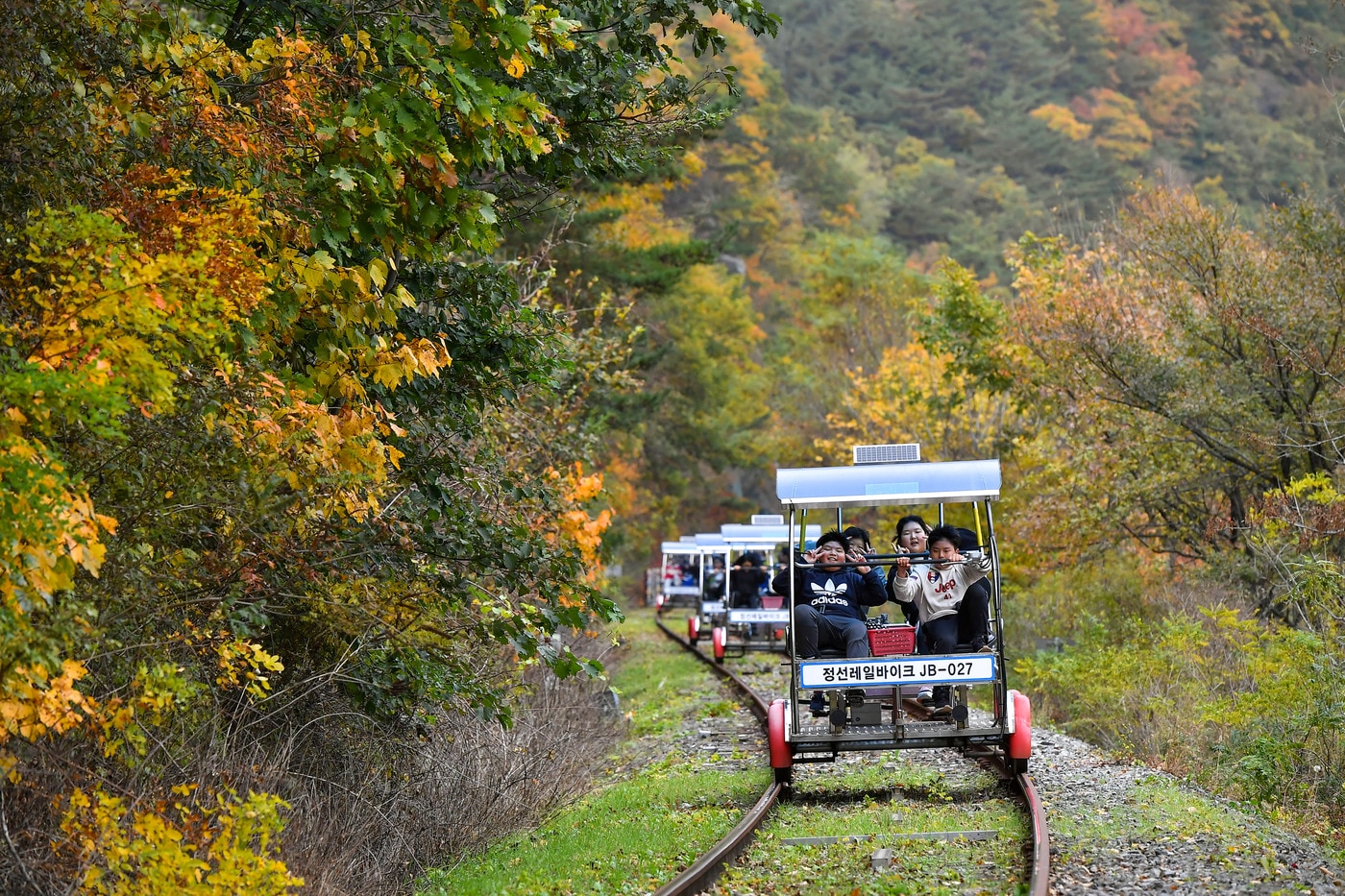 정선 레일바이크를 즐기는 여행객들. (뉴스1DB)