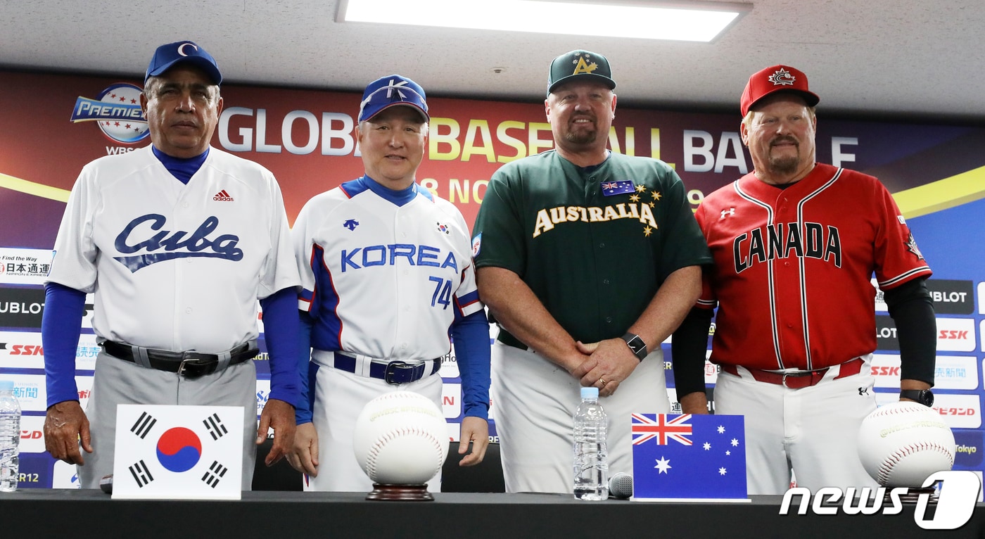 2019 세계야구소프트볼연맹(WBSC) 프리미어12에 참가하는 한국, 호주, 쿠바, 캐나다 야구대표팀 감독들이 5일 서울 고척스카이돔에서 열린 프리미어 12 C조 4개국 공식 기자회견을 마치고 기념촬영하고 있다. 2019.11.5/뉴스1 ⓒ News1 이승배 기자