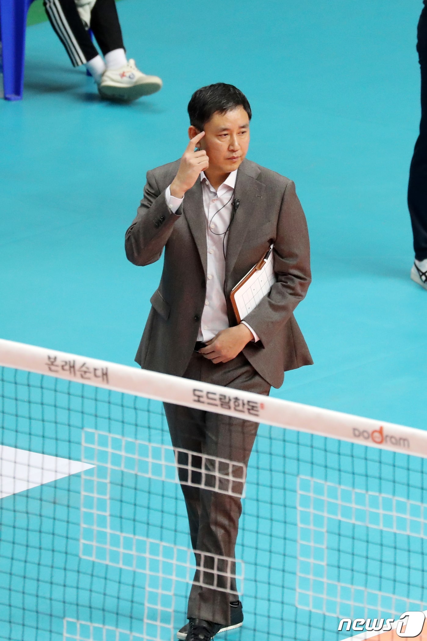 최태웅 감독이 작전지시하고 있다. /뉴스1 ⓒ News1 조태형 기자