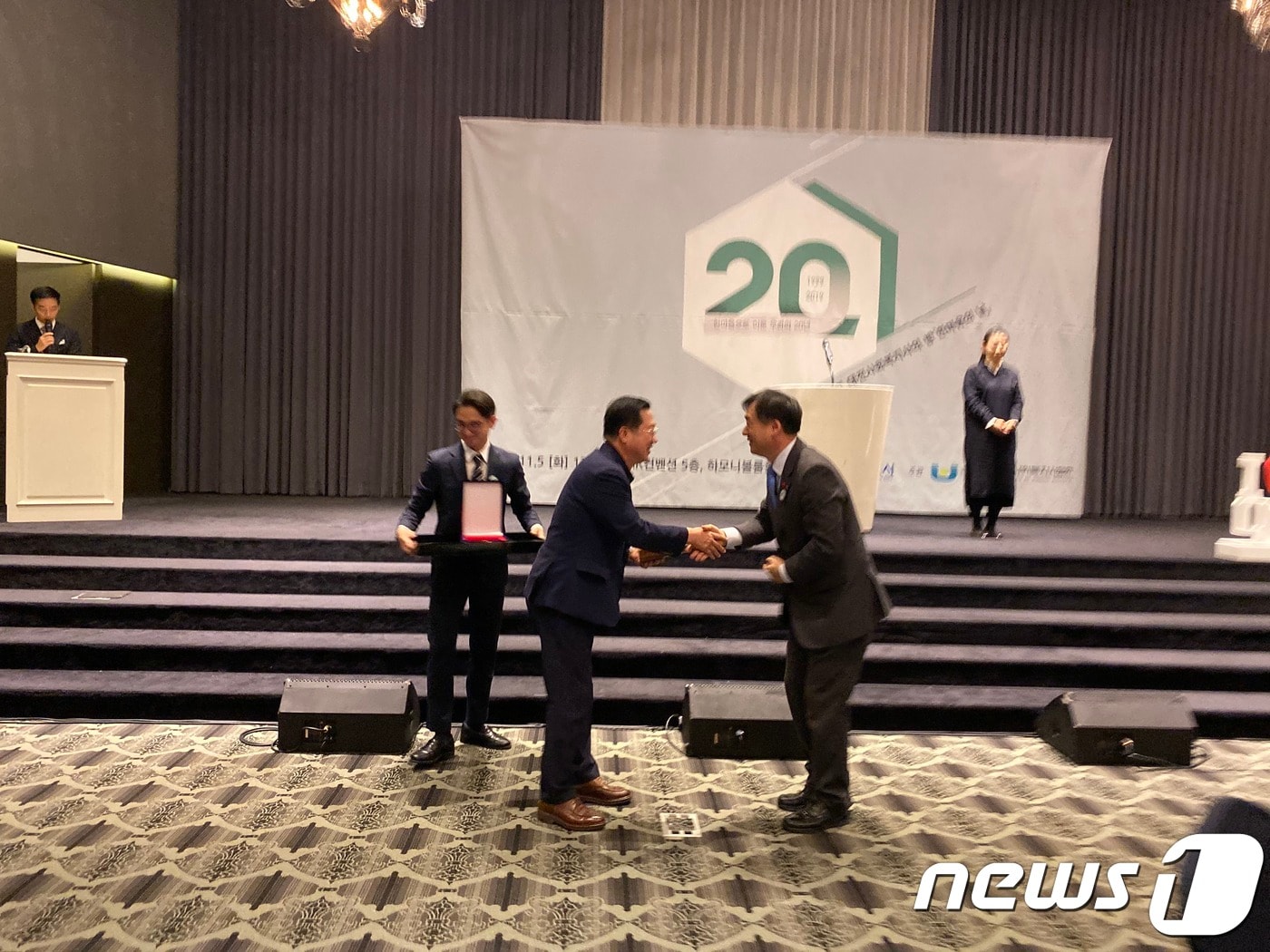 이장우 의원이 지난 5일 대전 BMK웨딩홀에서 열린 사회복지사사의 밤 한마음의 날 행사에서 감사패를 받고 있다.(이장우 의원실 제공) ⓒ 뉴스1