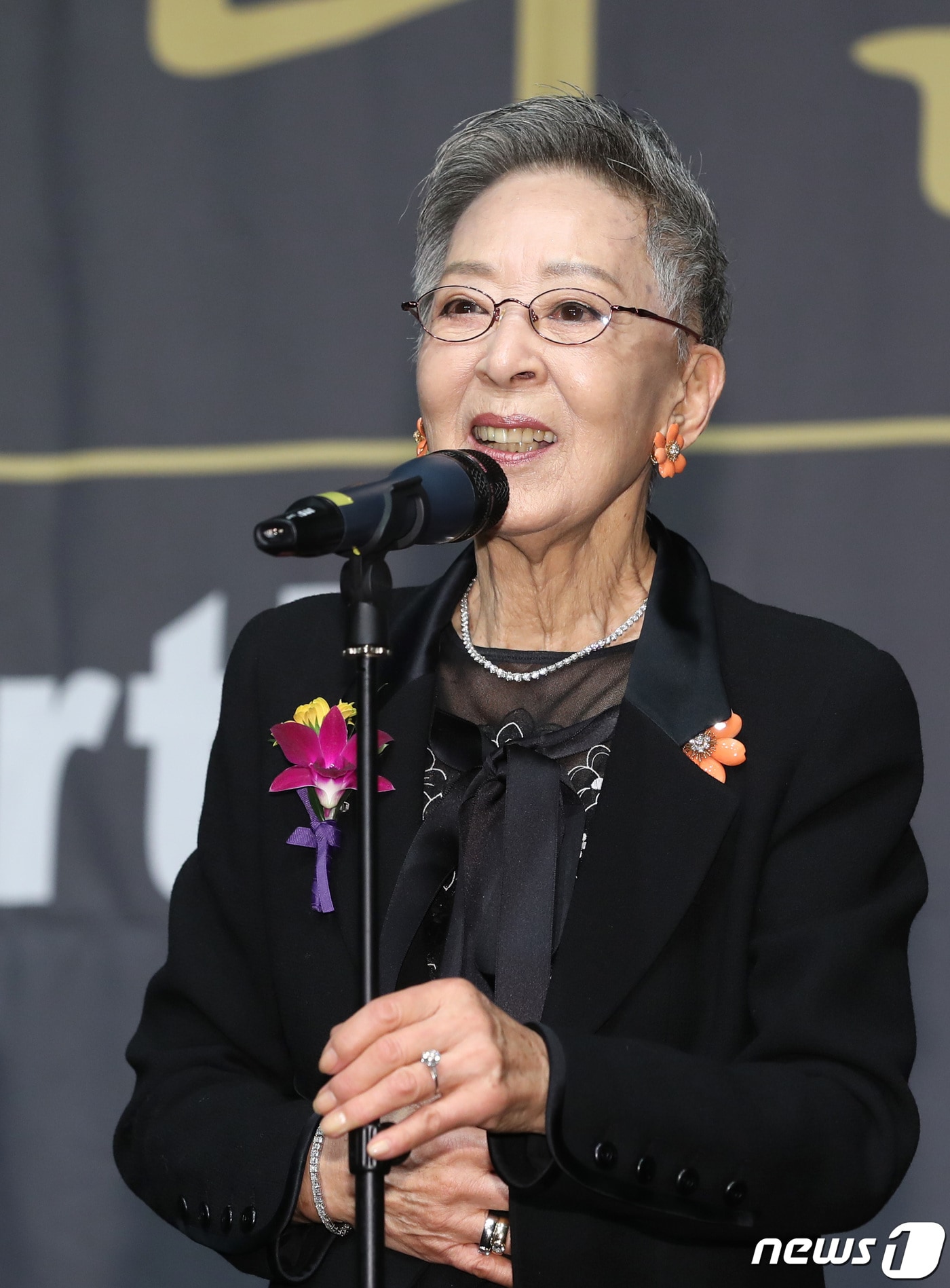 배우 김지미가 6일 오후 서울 중구 명보아트홀에서 열린 ‘제9회 아름다운예술인상’에 참석해 공로예술인부문 상을 수상한 뒤 소감을 말하고 있다. 2019.11.6/뉴스1 ⓒ News1 권현진 기자