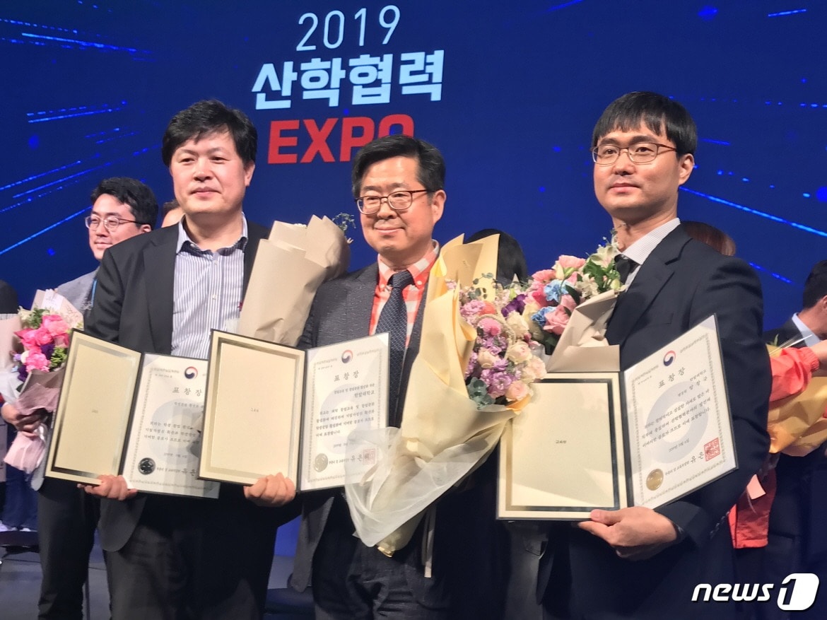 송우용 경영회계학과 교수(맨 왼쪽), 최종인 산학협력단장(가운데), 양창규 직원이 함께 기념촬영을 하고 있다.ⓒ 뉴스1