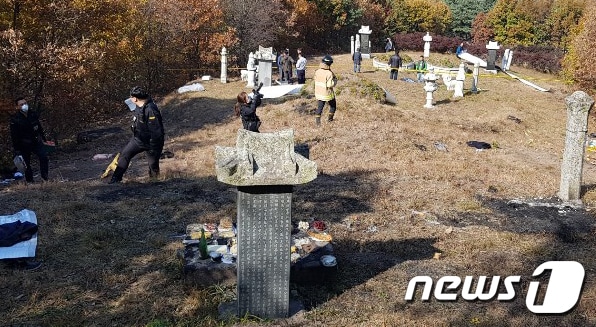 7일 오전 10시39분쯤 진천군 초평의 한 야산에서 종중이 모여 시제(제사)를 지내던 중 A씨가 인화물질을 뿌리고 방화를 시도했다. 이 불로 1명이 숨지는 등 10여명의 사상자가 발생했다. (충북도소방본부 제공) 2019.11.7/뉴스1