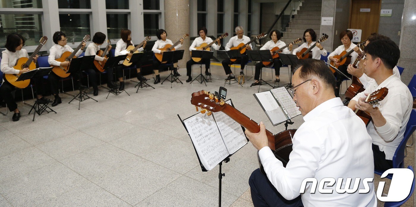 울산 북구문화예술회관 아카데미 수강생들의 기타 연주 모습. (울산 북구 제공) ⓒ 뉴스1